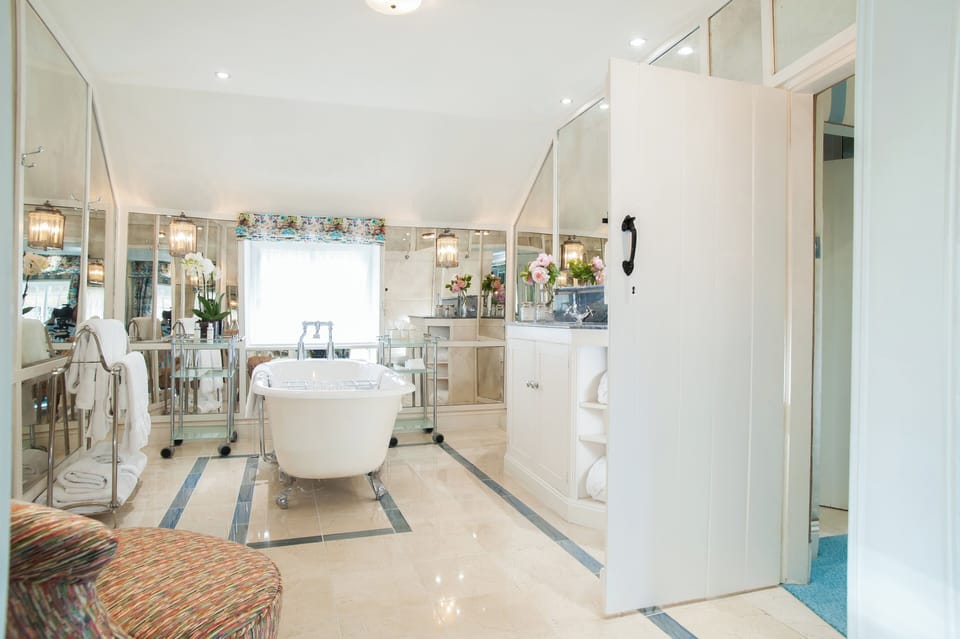 Cottage (Ivy) | Bathroom | Combined shower/tub, eco-friendly toiletries, hair dryer, bathrobes