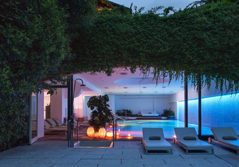 Indoor pool, seasonal outdoor pool, sun loungers