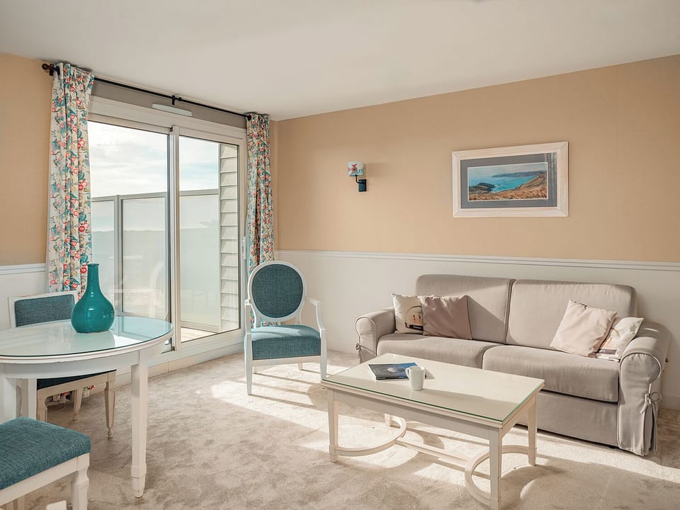Suite Prestige, Ocean View  | Living area | Flat-screen TV