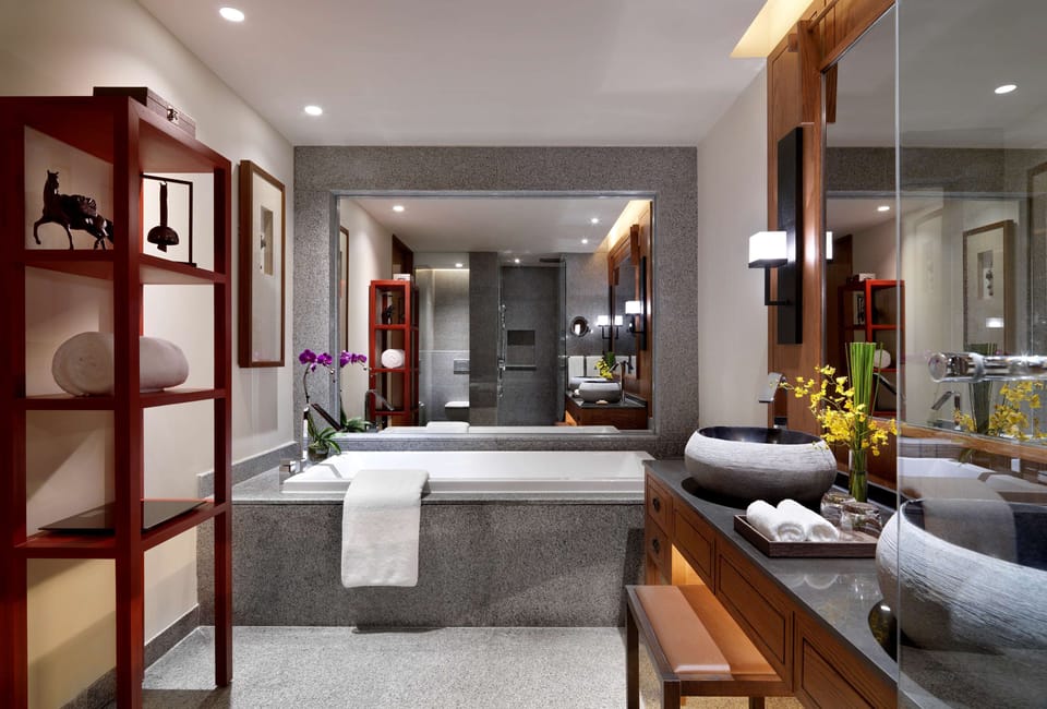 Combined shower/tub, deep soaking tub, free toiletries, hair dryer