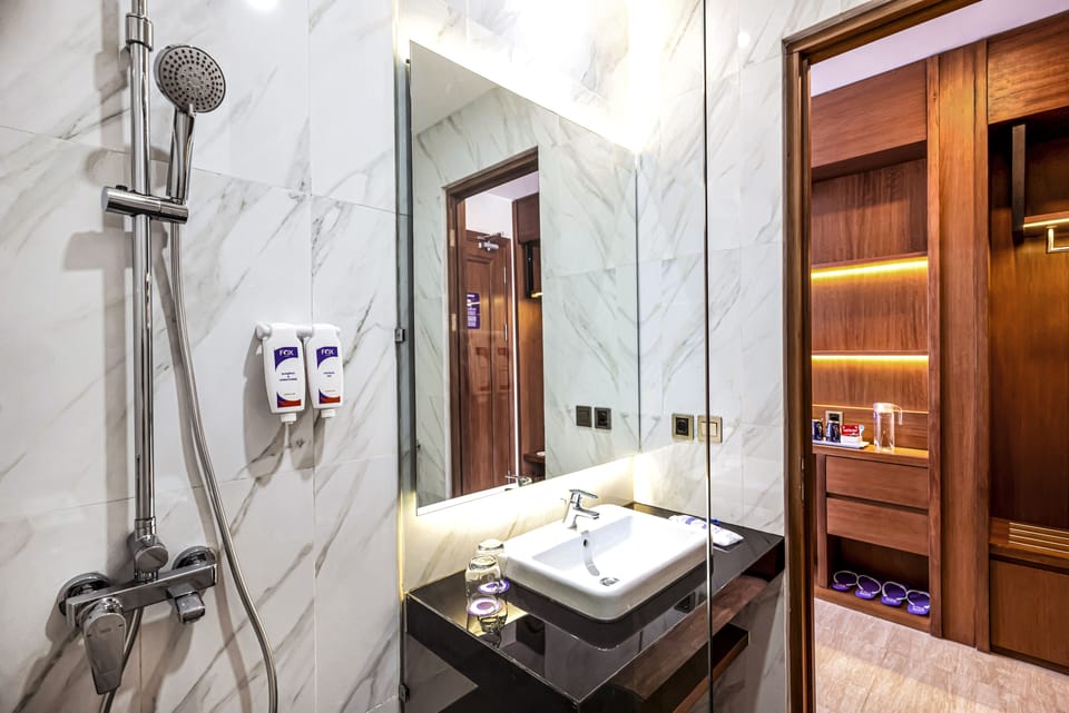 Shower, rainfall showerhead, free toiletries, slippers