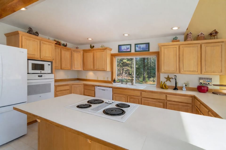 Cabin, 4 Bedrooms | Private kitchen | Coffee/tea maker, fridge, oven, toaster