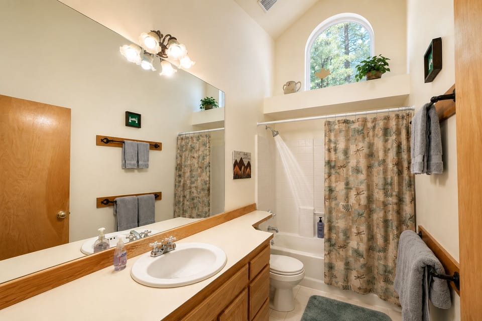 Pine Tree Cottage 3 Bedroom Home by NW Comfy Cabins by RedAwning House in Washington