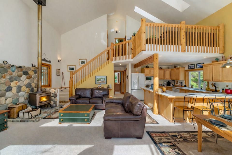 Cabin, 4 Bedrooms | Living area | Streaming services