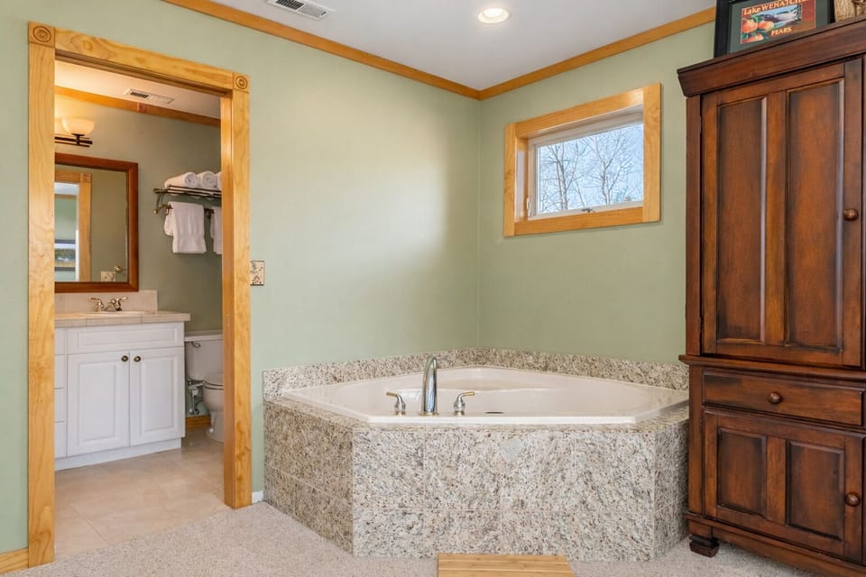 Riverwood Lodge 5 Bedroom Home by NW Comfy Cabins by RedAwning House in Washington