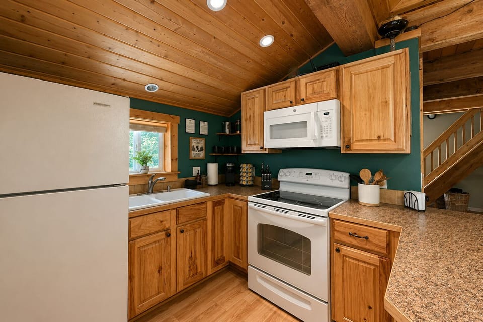 Cabin, 2 Bedrooms | Private kitchen | Coffee/tea maker, fridge, oven, toaster