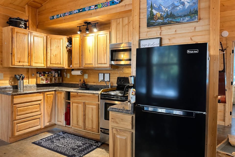 Cabin, 2 Bedrooms | Private kitchen | Coffee/tea maker, fridge, oven, toaster