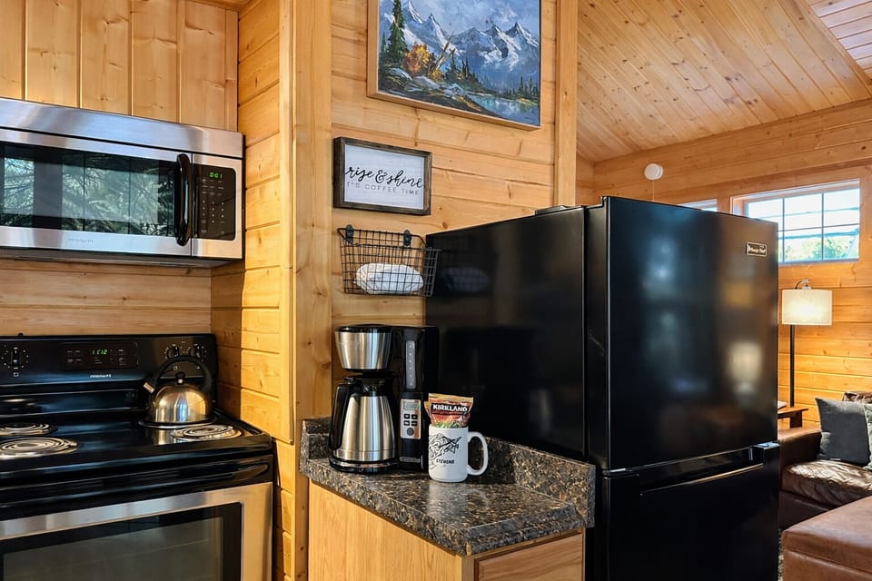 Cabin, 2 Bedrooms | Private kitchen | Coffee/tea maker, fridge, oven, toaster