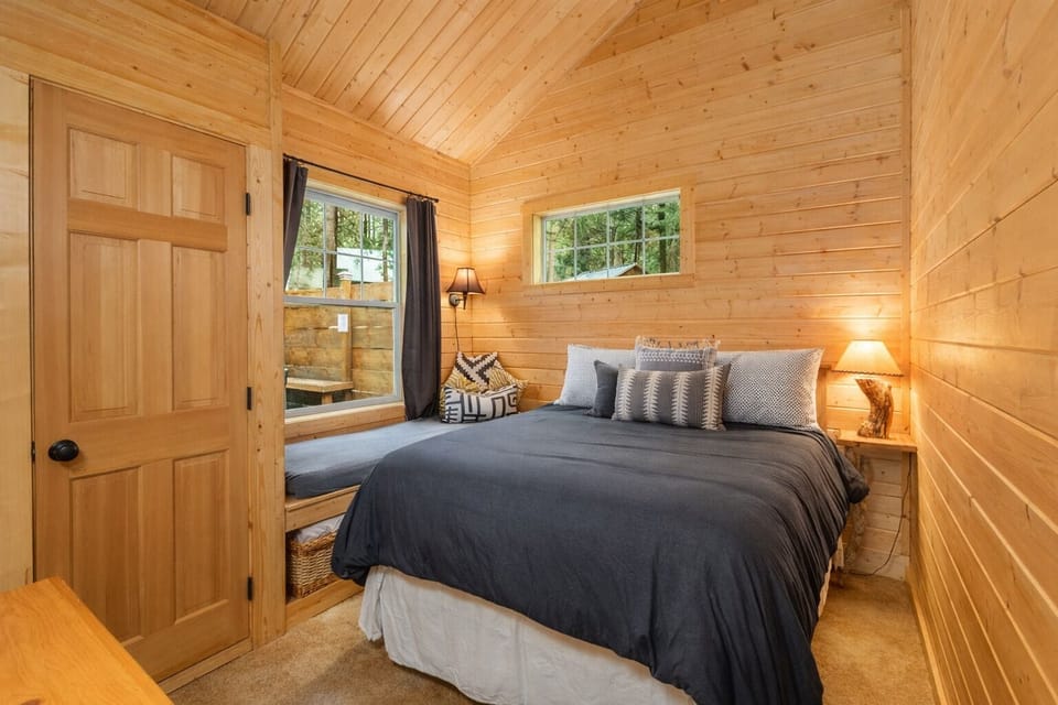 Painted Pony Cabin 2 Bedroom Home by NW Comfy Cabins by RedAwning Cabin in Washington