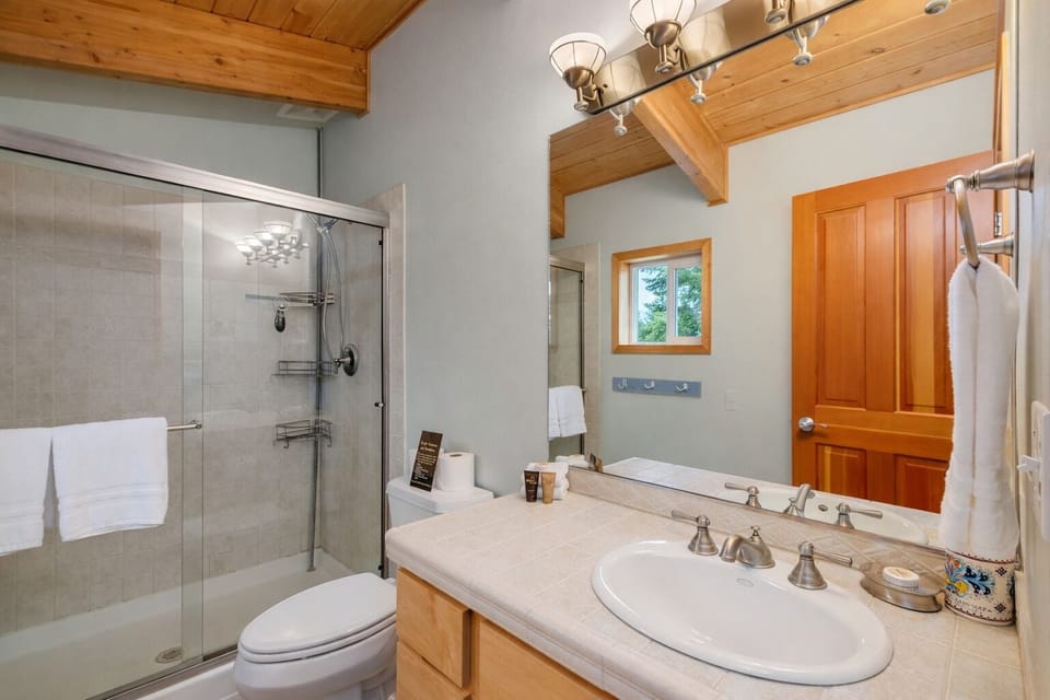 Slice Of Heaven 3 Bedroom Home by NW Comfy Cabins by RedAwning House in Washington