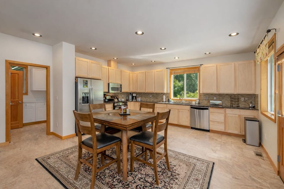 Cabin, 3 Bedrooms | Private kitchen | Coffee/tea maker, fridge, oven, toaster