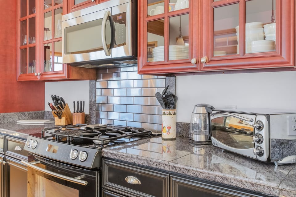 Cottage, 3 Bedrooms | Private kitchen | Fridge, oven, coffee/tea maker, toaster