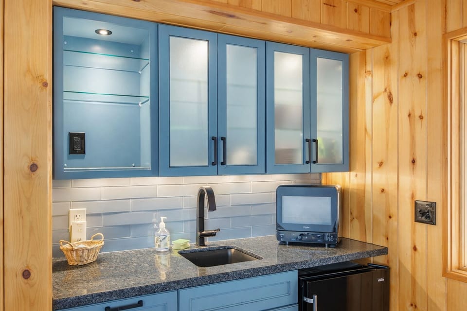 Cabin, 4 Bedrooms | Private kitchen | Fridge, oven, coffee/tea maker, toaster