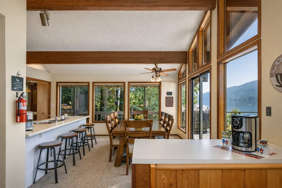 Cabin, 4 Bedrooms | Dining