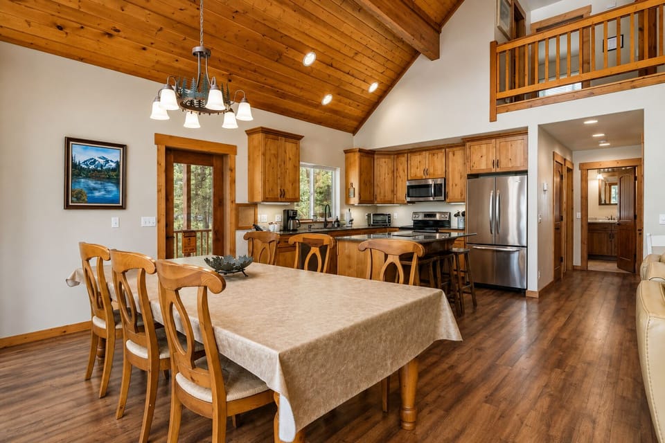 Cabin, 3 Bedrooms | Dining
