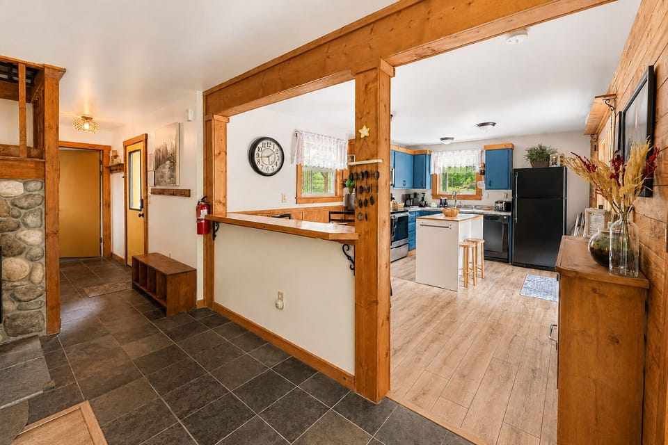 Cabin, 4 Bedrooms | Private kitchen | Coffee/tea maker, fridge, oven, toaster