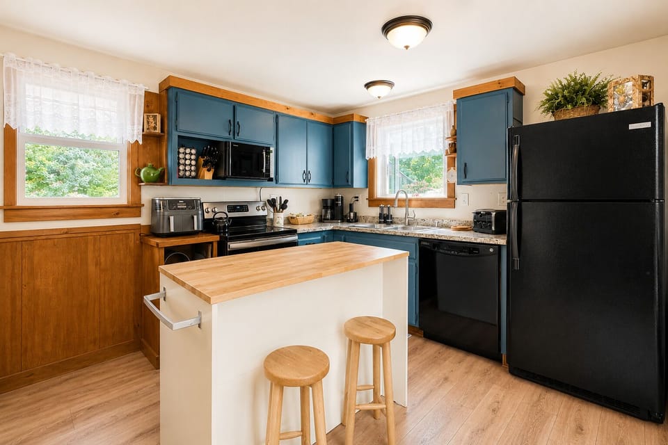 Cabin, 4 Bedrooms | Private kitchen | Coffee/tea maker, fridge, oven, toaster
