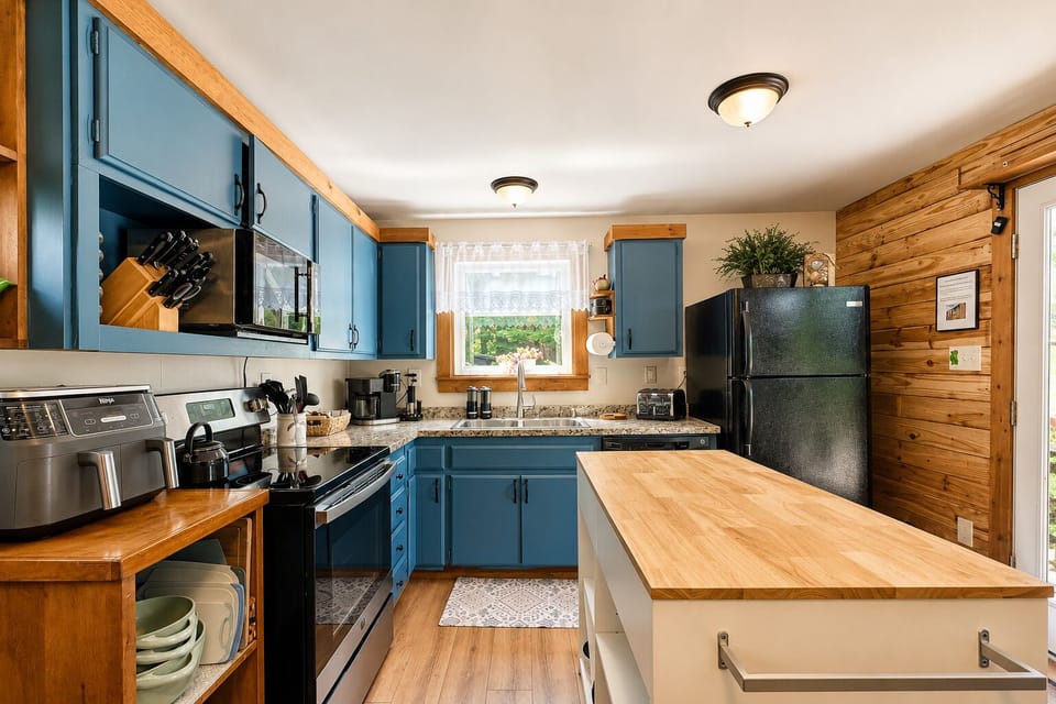 Cabin, 4 Bedrooms | Private kitchen | Coffee/tea maker, fridge, oven, toaster
