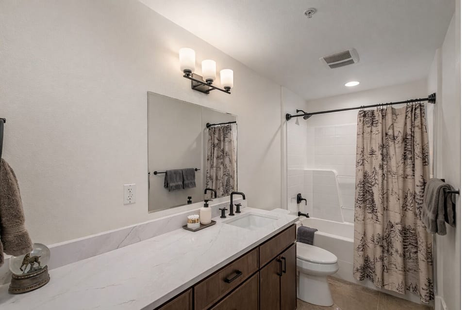 Bavarian Mountain Suite 2 Bedroom Condo by NW Comfy Cabins by RedAwning Apartment in Leavenworth
