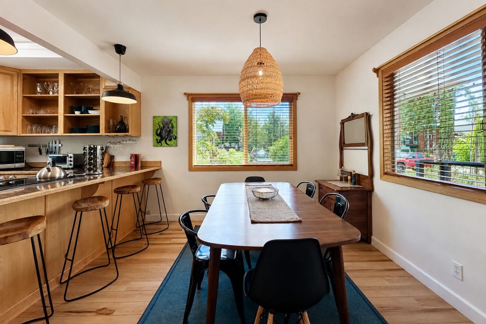 Cabin, 3 Bedrooms | Dining