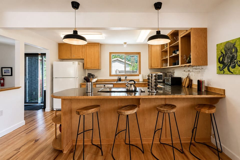 Cabin, 3 Bedrooms | Private kitchen | Coffee/tea maker, fridge, oven, toaster