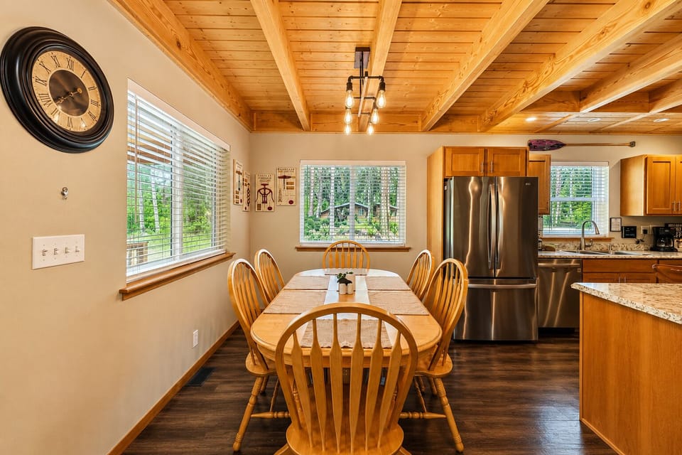 Cabin, 3 Bedrooms | Dining