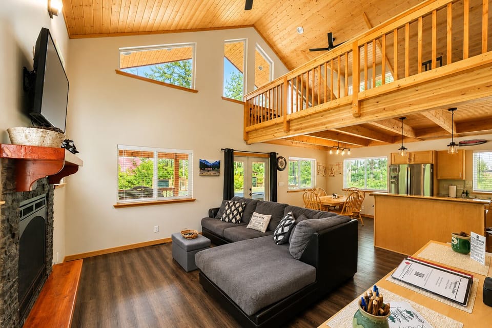 Cabin, 3 Bedrooms | Living area | Streaming services