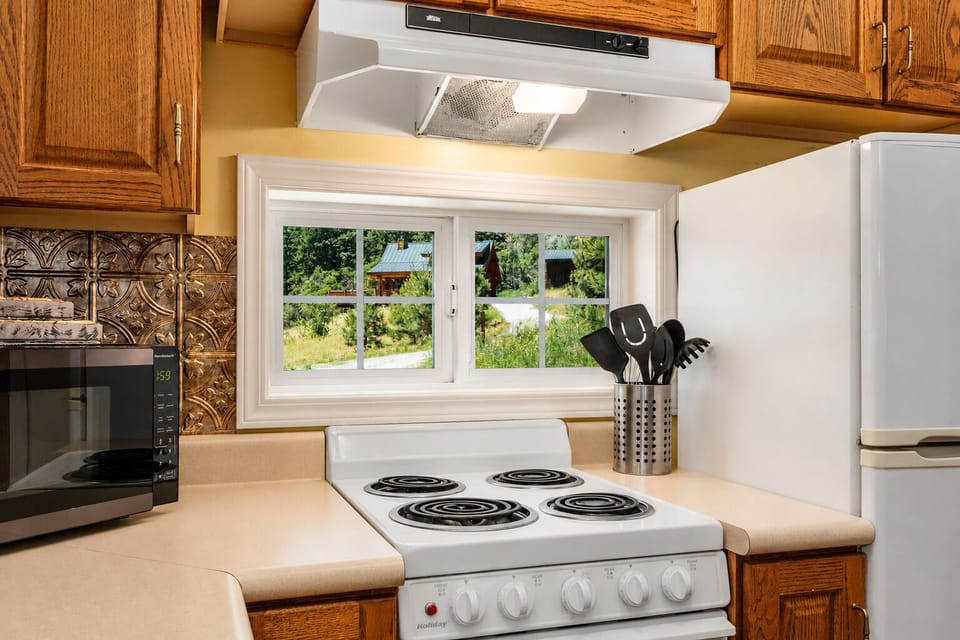 Cabin, 2 Bedrooms | Private kitchen | Coffee/tea maker, fridge, oven, toaster