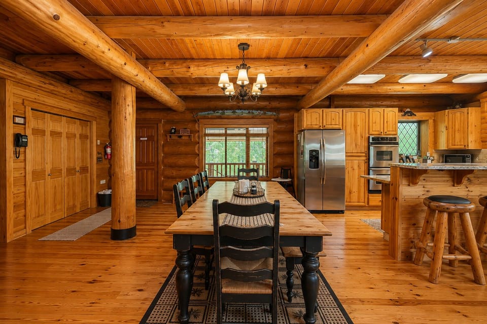 Cabin, 4 Bedrooms | Dining