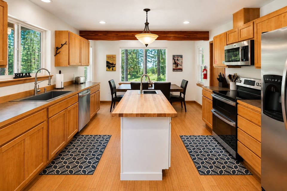 Cabin, 3 Bedrooms | Private kitchen | Coffee/tea maker, fridge, oven, toaster