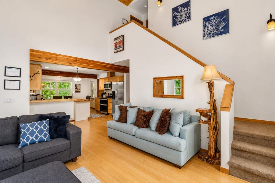 Cabin, 3 Bedrooms | Living area | Streaming services