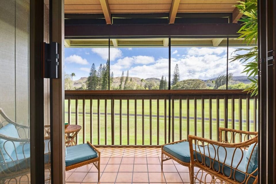 Lanai seating made for slow mornings & mountain views.