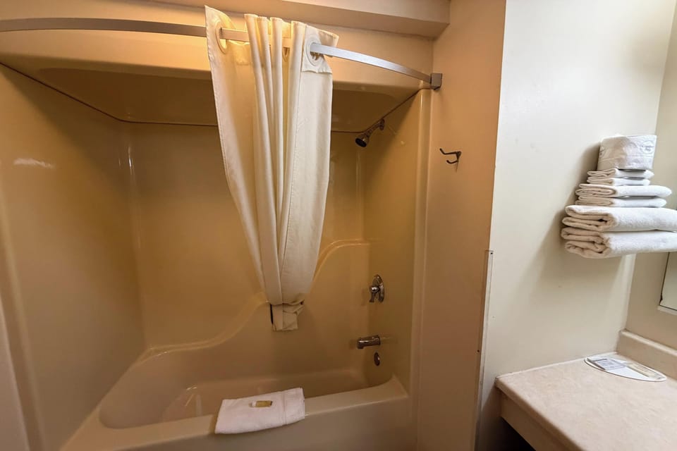 Combined shower/tub, rainfall showerhead, free toiletries, hair dryer
