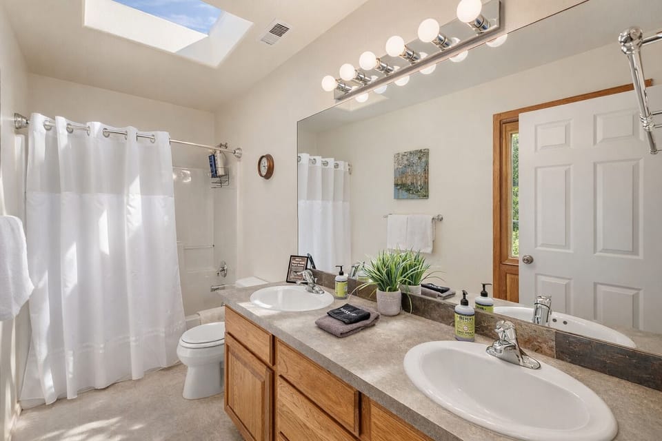 All Seasons Getaway 4 Bedroom Home by NW Comfy Cabins by RedAwning House in Leavenworth