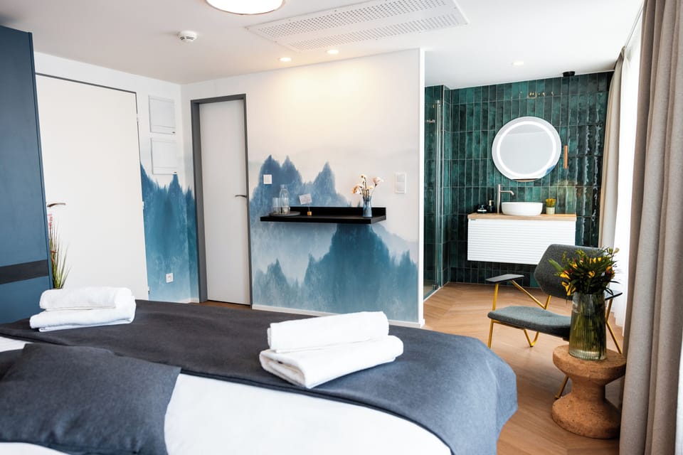 Deluxe Double Room, River View | In-room safe, free WiFi, bed sheets