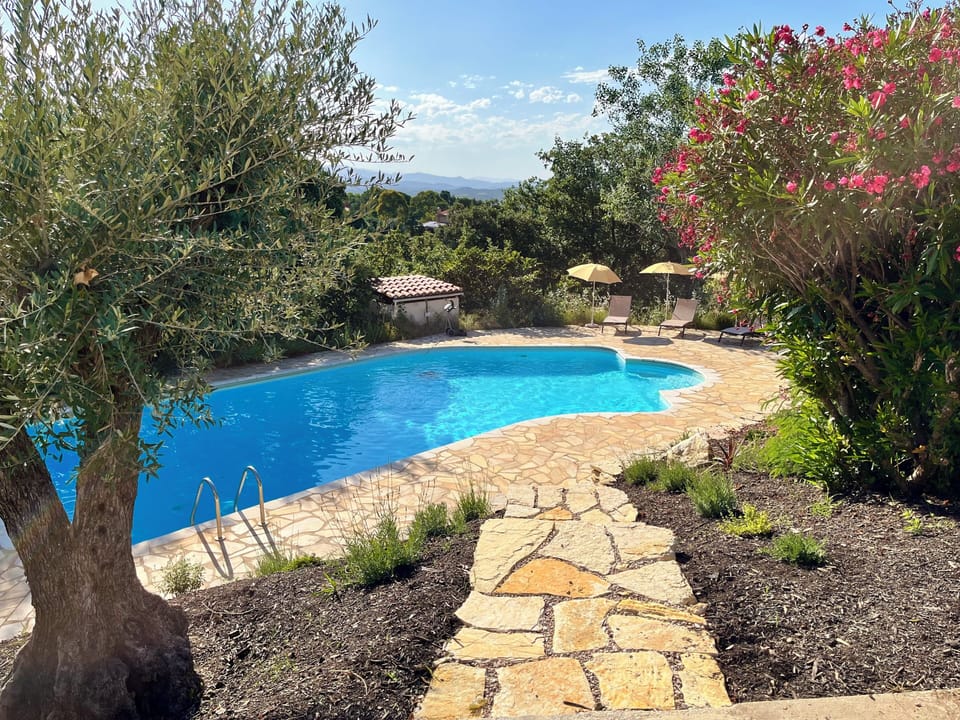 path down to the pool