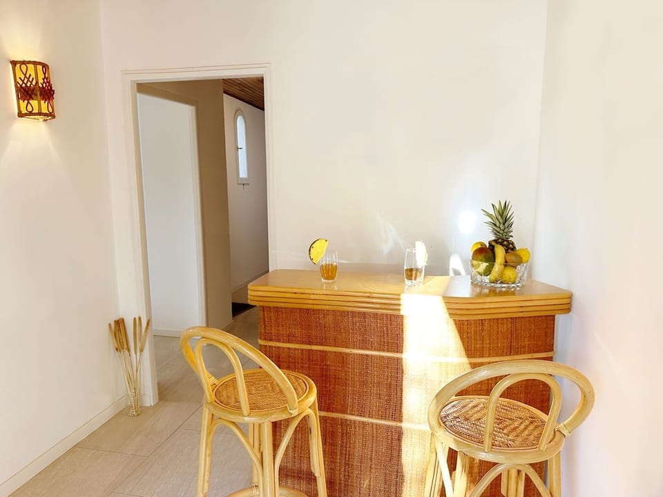 bar