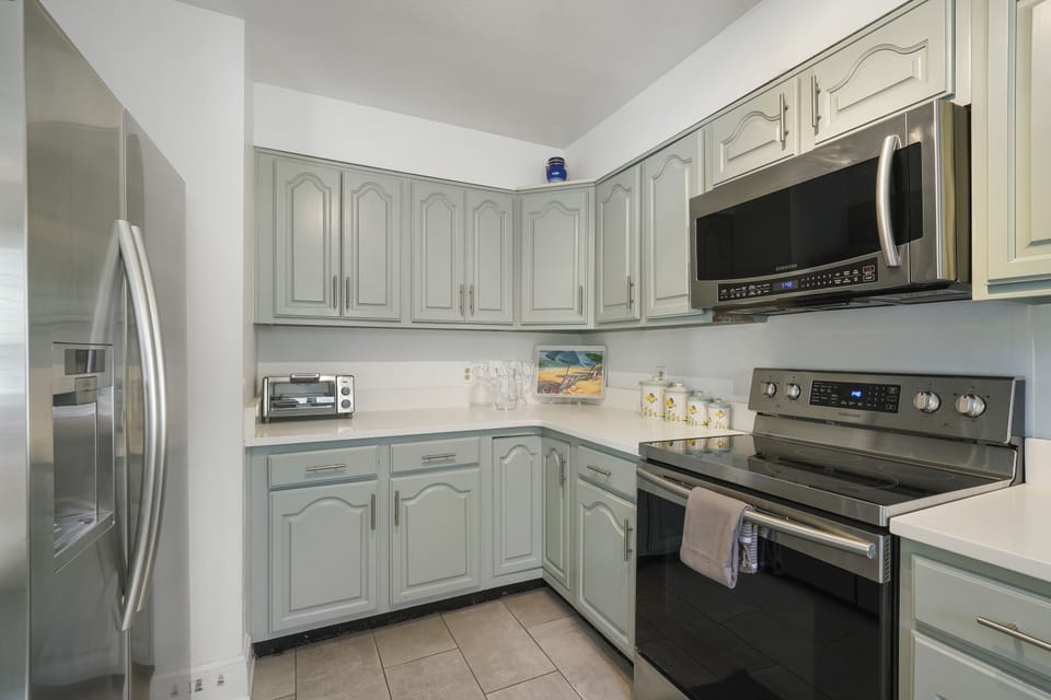 KITCHEN WITH ALL NECESSARY APPLIANCES