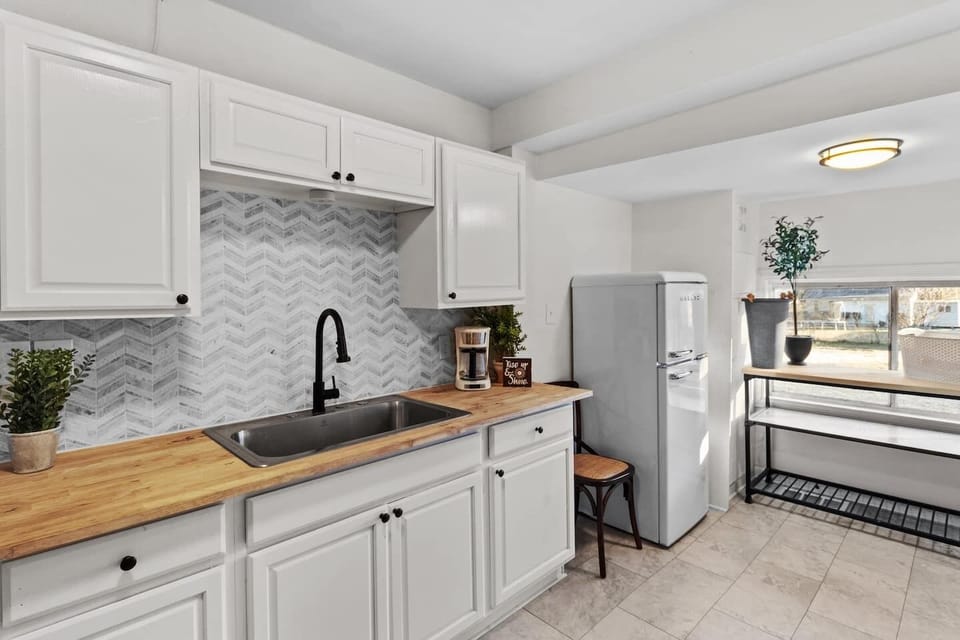 Step into a kitchen that exudes vintage charm, where classic elements combine with modern functionality. The gas stove adds a touch of nostalgia, providing not only efficient cooking but also a cozy and inviting atmosphere.