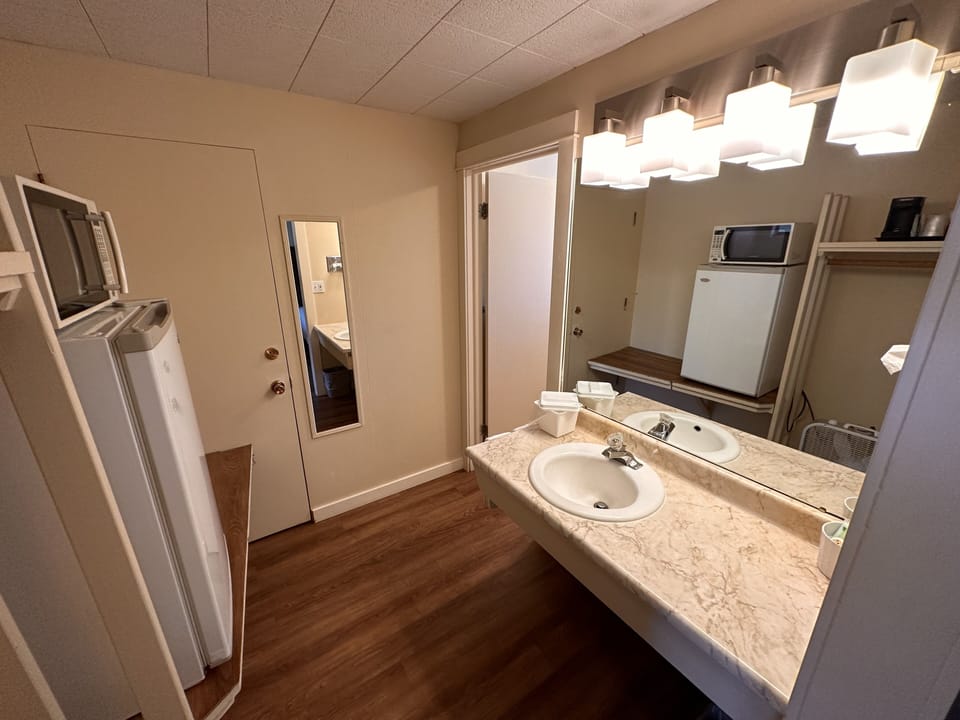 Premier River View King Suite | Bathroom | Shower, free toiletries, hair dryer, towels