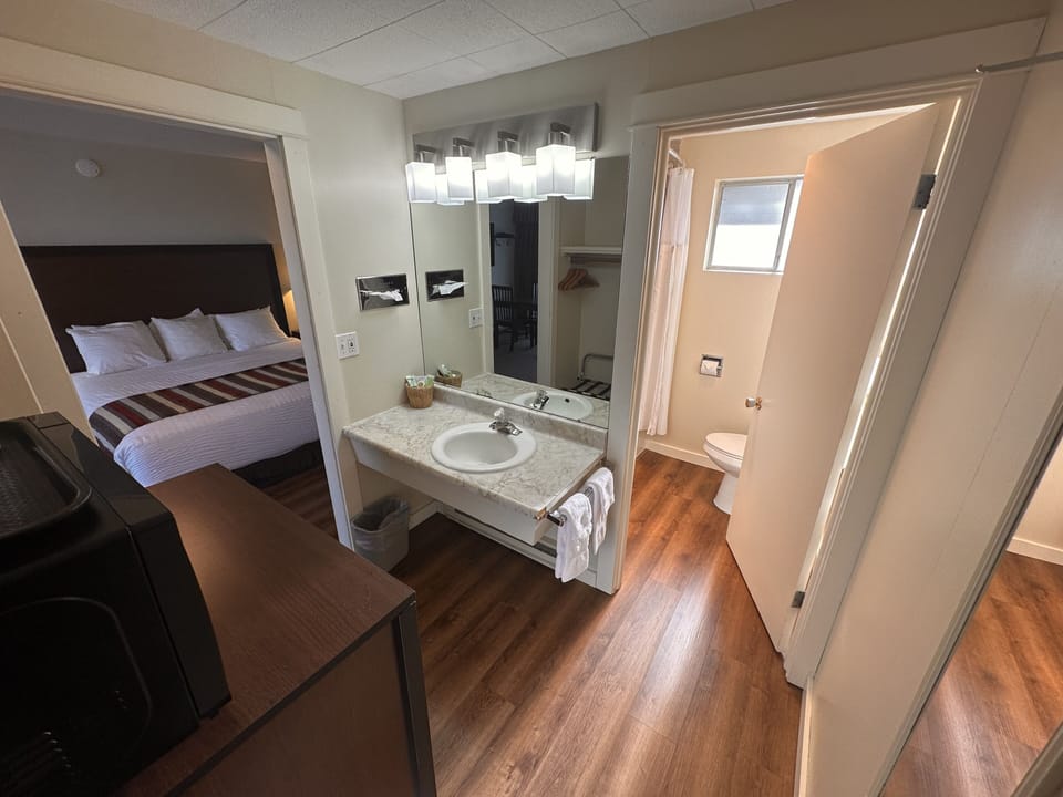 Signature River View King Suite | Bathroom | Shower, free toiletries, hair dryer, towels