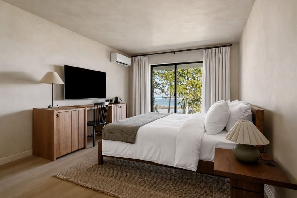 Signature River View King Suite | Premium bedding, desk, laptop workspace, blackout drapes
