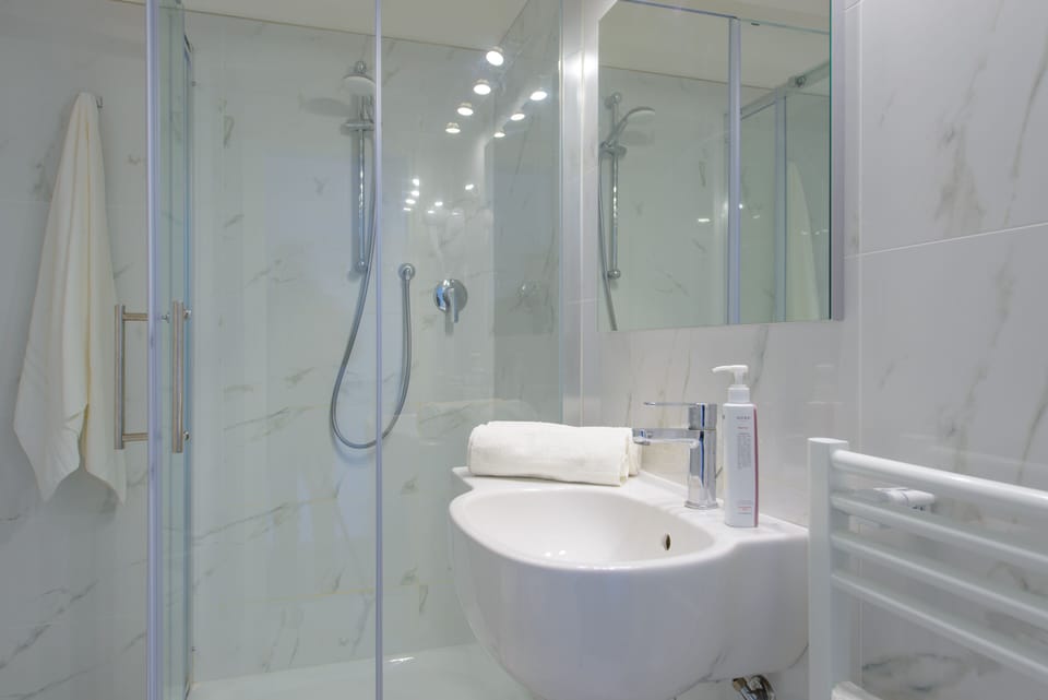 Economy Triple Room | Bathroom | Shower, free toiletries, hair dryer, bidet