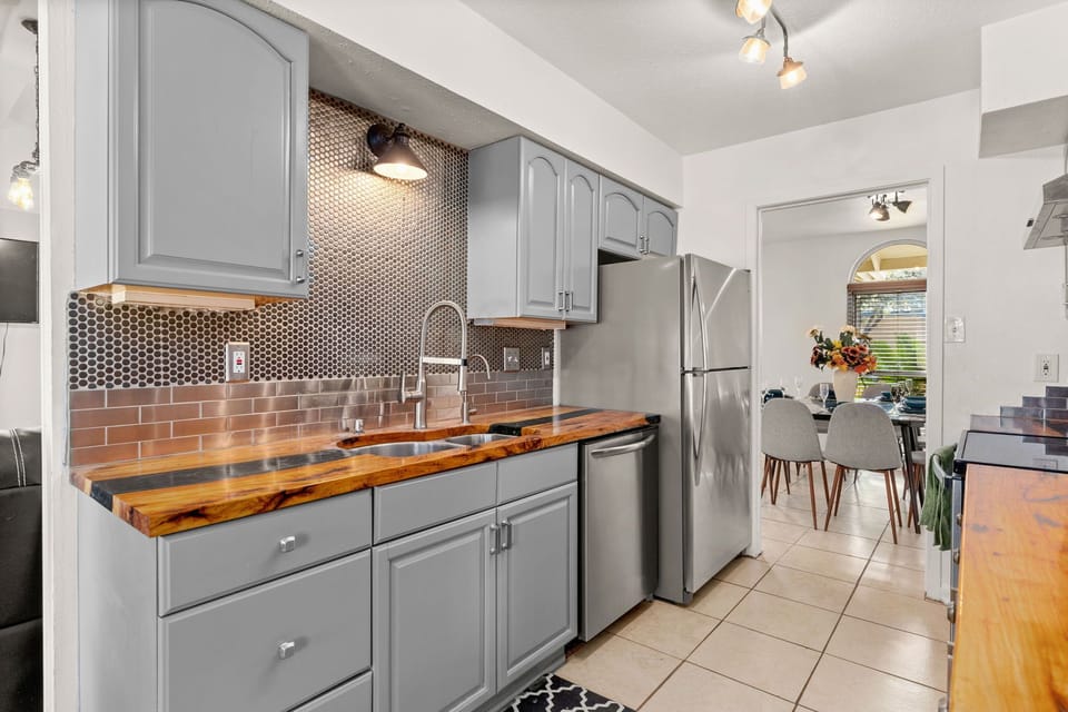 A well-stocked kitchen with all the essentials for home-cooked meals. 🏡🍽️
