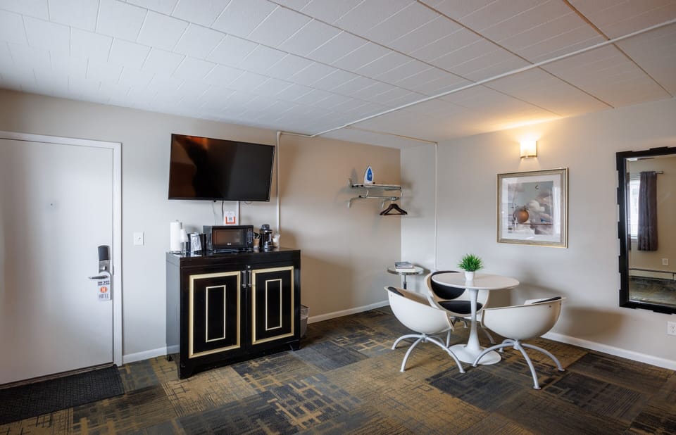 Executive Single Room, Non Smoking | Premium bedding, pillowtop beds, blackout drapes, soundproofing