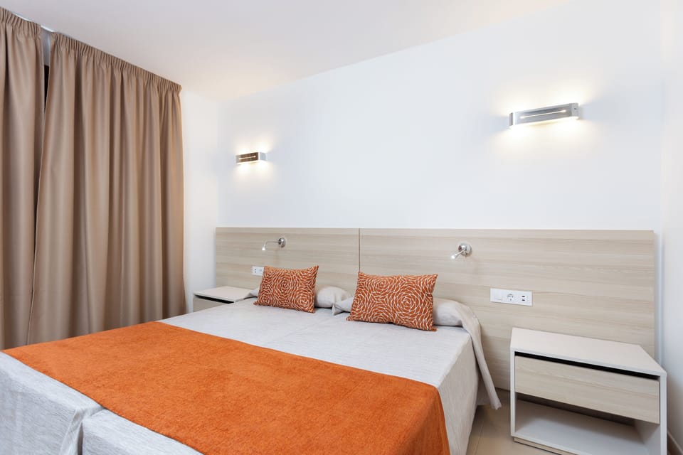 Premium bedding, desk, free cribs/infant beds, free WiFi