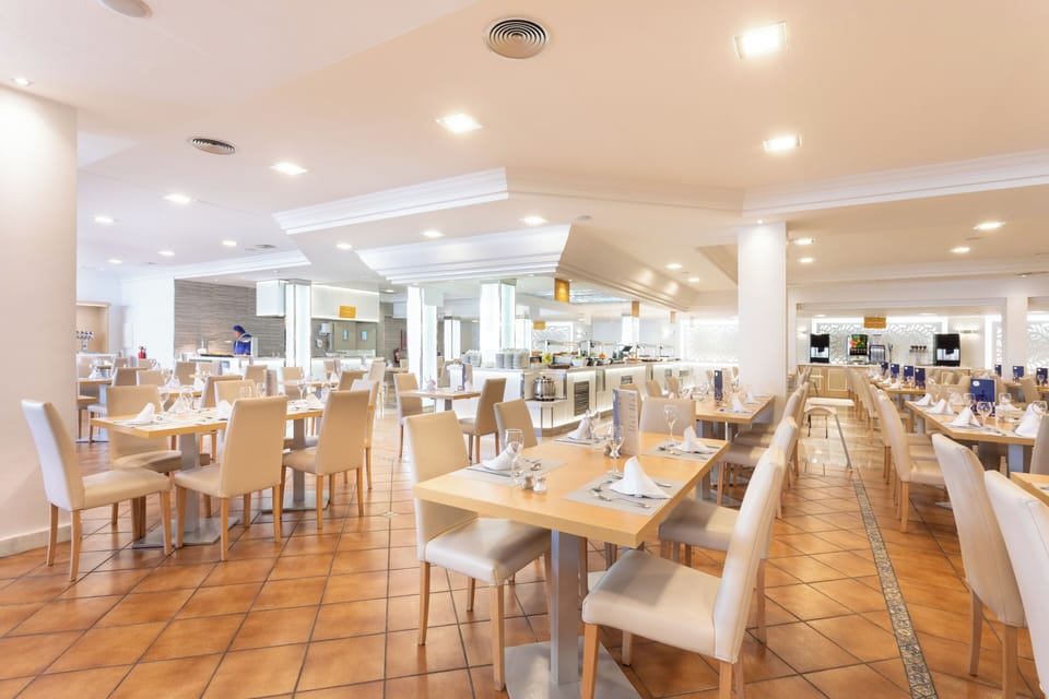 2 restaurants; breakfast, lunch, and dinner served