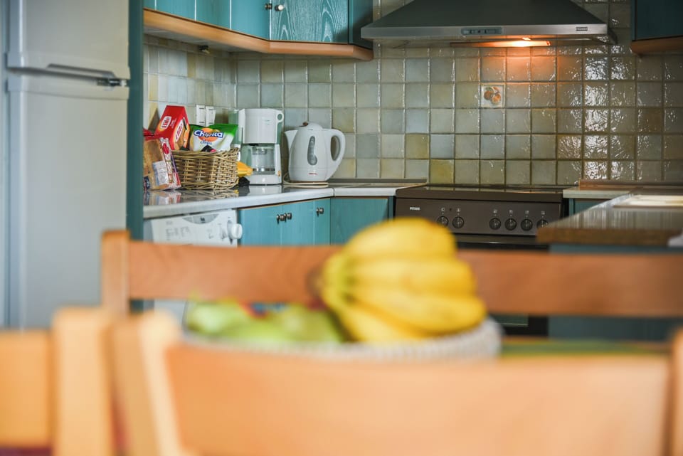 Kitchen and dining table