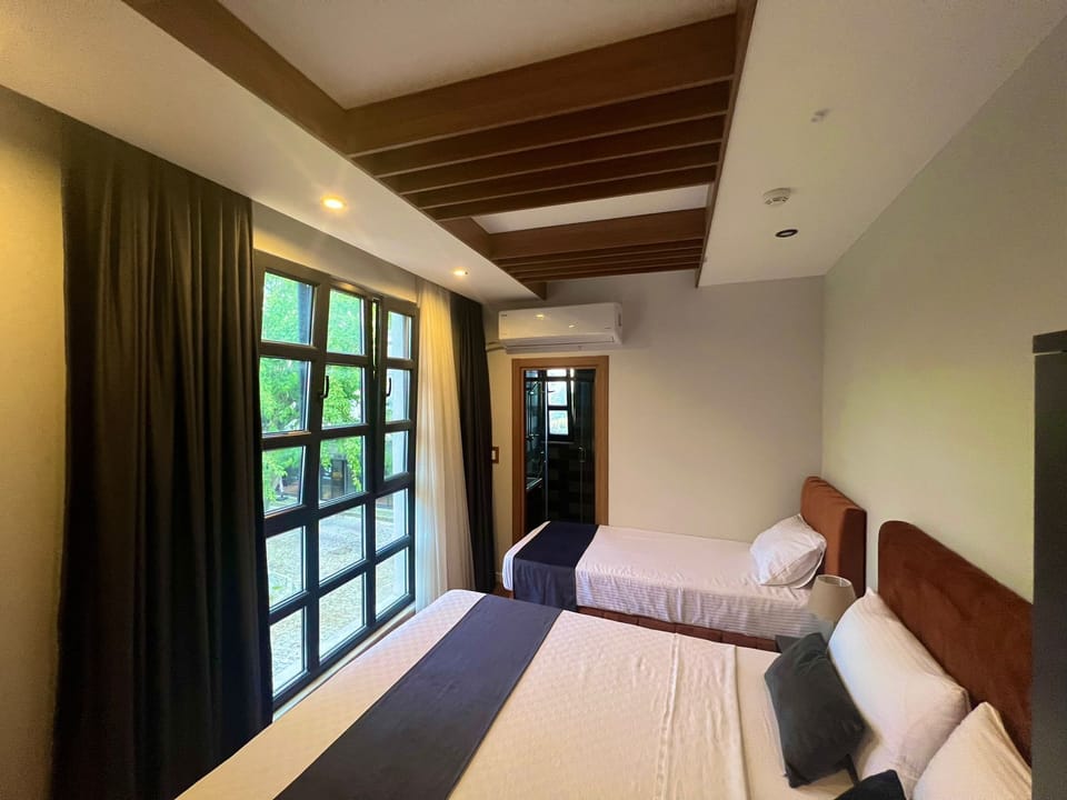 Deluxe Suite, Multiple Beds, Non Smoking | Hypo-allergenic bedding, Select Comfort beds, desk, laptop workspace