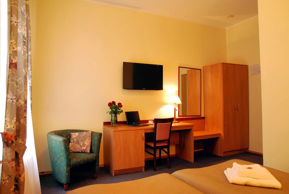 Double Room | Desk, iron/ironing board, free WiFi